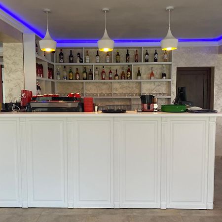 Pensiune-Restaurant Palace Carpinet Exteriör bild