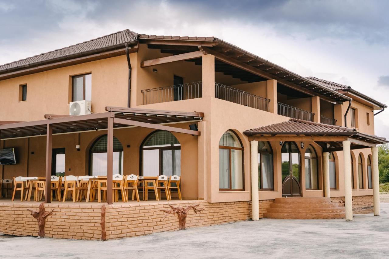 Pensiune-Restaurant Palace Carpinet Exteriör bild