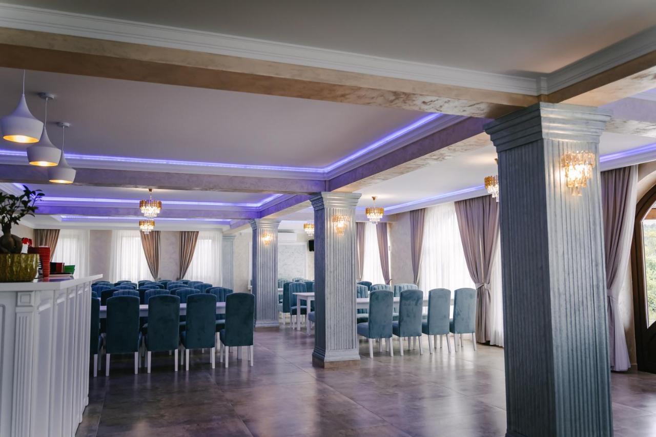Pensiune-Restaurant Palace Carpinet Exteriör bild