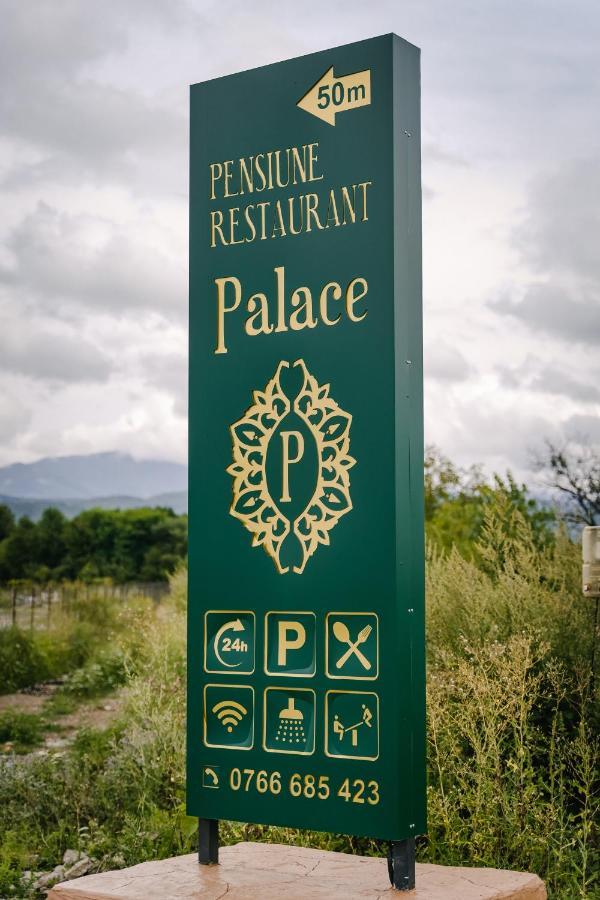 Pensiune-Restaurant Palace Carpinet Exteriör bild
