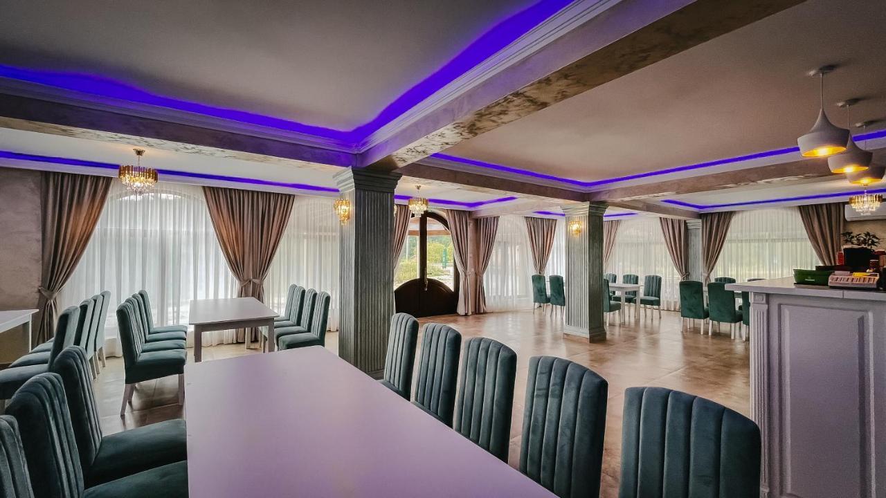 Pensiune-Restaurant Palace Carpinet Exteriör bild