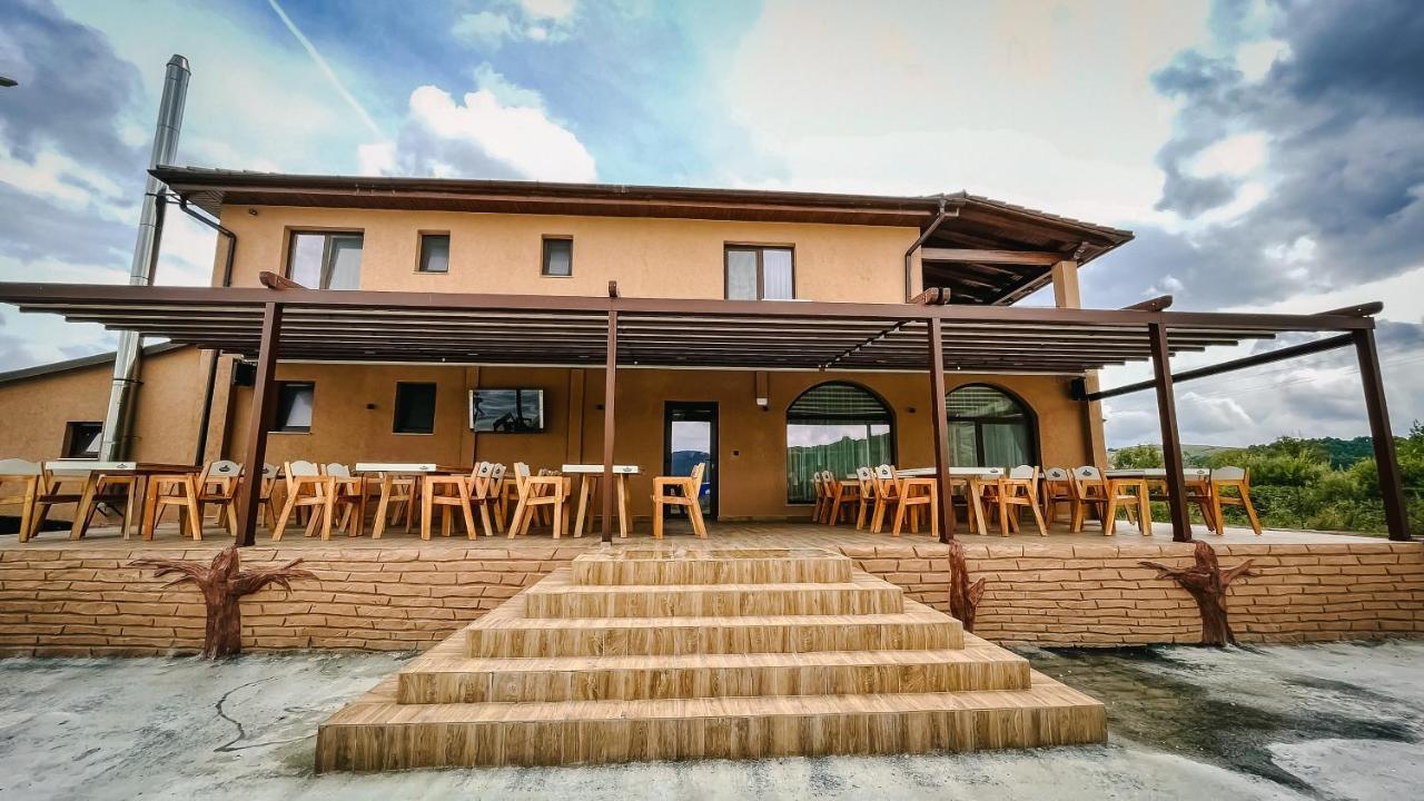Pensiune-Restaurant Palace Carpinet Exteriör bild